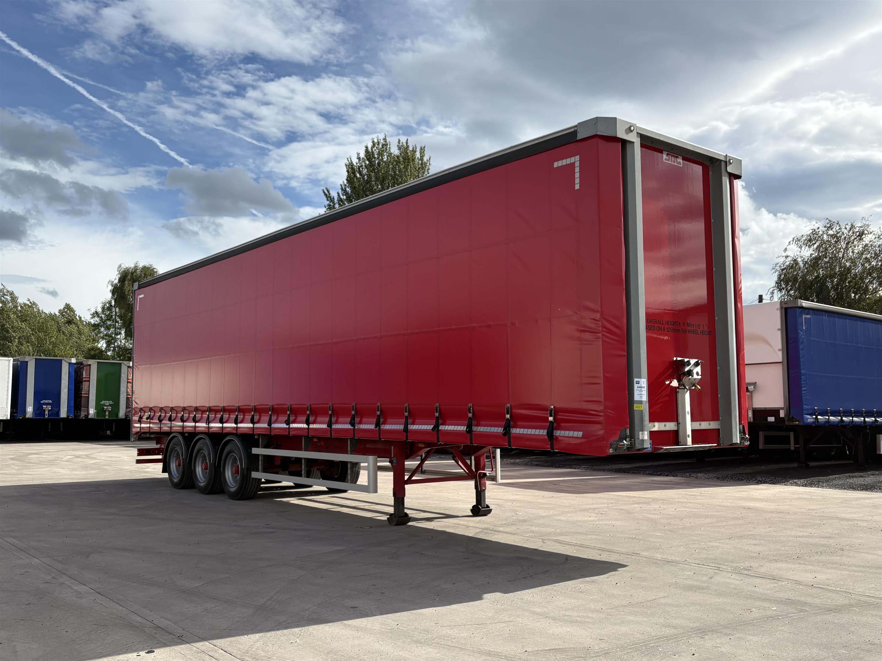 Curtainsider semi trailer